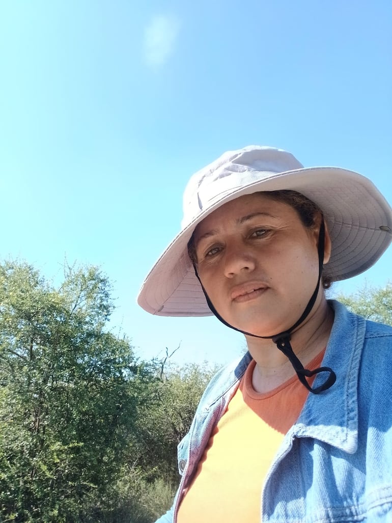 Licenciada Efigenia González López, montado a caballo rumbo a su nuevo lugar de trabajo.