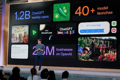El CEO de OpenAI, Sam Altman, pronuncia el discurso inaugural durante la conferencia de desarrolladores de OpenAI en Fort Mason, el 29 de septiembre de 2026, en San Francisco, California. Altman anunció nuevos agentes de inteligencia artificial para asistentes personales, llamados “dots”, que competirán con Muse, de Meta.
