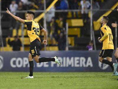 El paraguayo Alan Pereira, jugador de Guaraní, celebra un gol en el partido contra Nacional por la cuarta ronda del torneo Clausura 2023 del fútbol paraguayo en el estadio Rogelio Livieres, en Asunción.