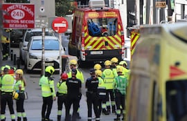 La policía y los servicios de emergencia cerca de la obra donde se derrumbó una parte de la estructura en construcción.