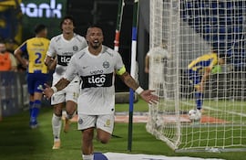 El capitán Richard Ortiz Bustos (35 años), autor del gol de la victoria de Olimpia contra Luqueño.