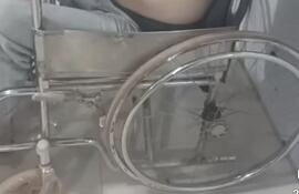 El paciente fue atendido en silla de ruedas, debido a la falta de cama.