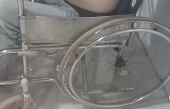 El paciente fue atendido en silla de ruedas, debido a la falta de cama.