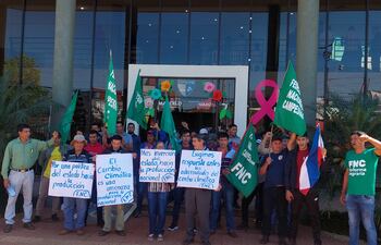 Agricultores de la FNC durante la manifestación frente a la Gobernación de Caaguazú.