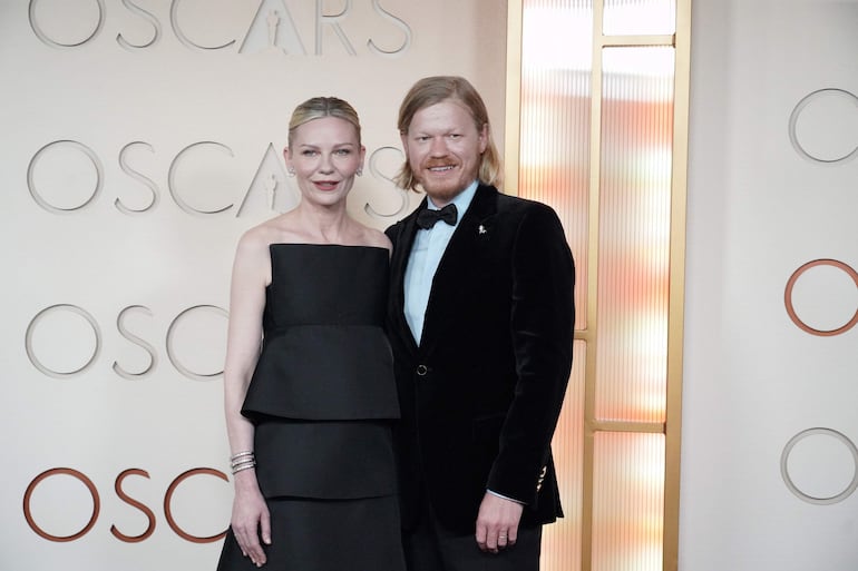 ¡Otra parejita flechada por Cupido! Los actores estadounidenses Kirsten Dunst y Jesse Plemons posando en la alfombra roja durante la 98º edición de los premios Óscar en el Teatro Dolby. (EFE/ Ómar Alonso)
