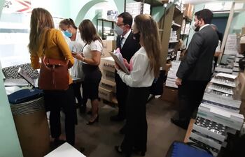 Fiscales en el Ineram buscando un lote de medicamentos que habrían sido comercializados.