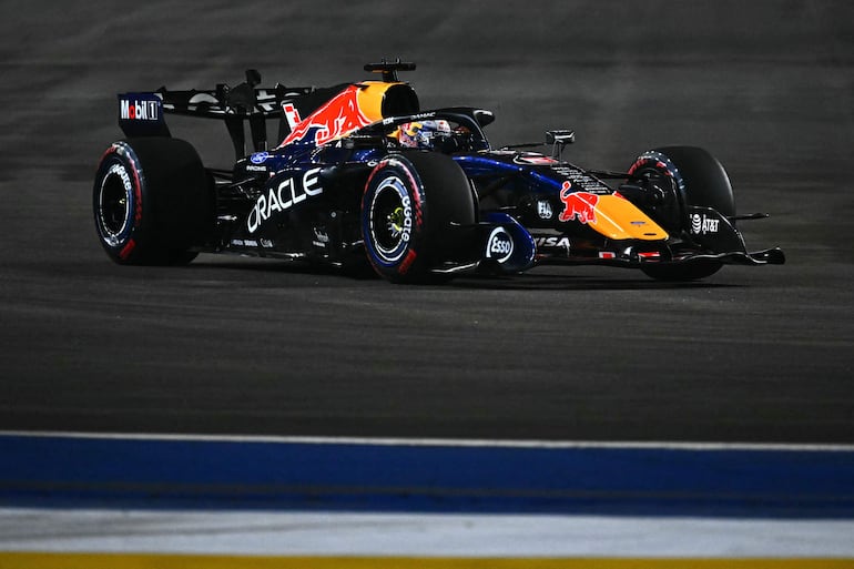 El monoplaza de Fórmula 1 Red Bul Racing del piloto neerlandés Max Verstappen en la carrera sprint del Gran Premio de Singapur en el Circuito urbano de Marina Bay, en Marina Bay, Singapur. 