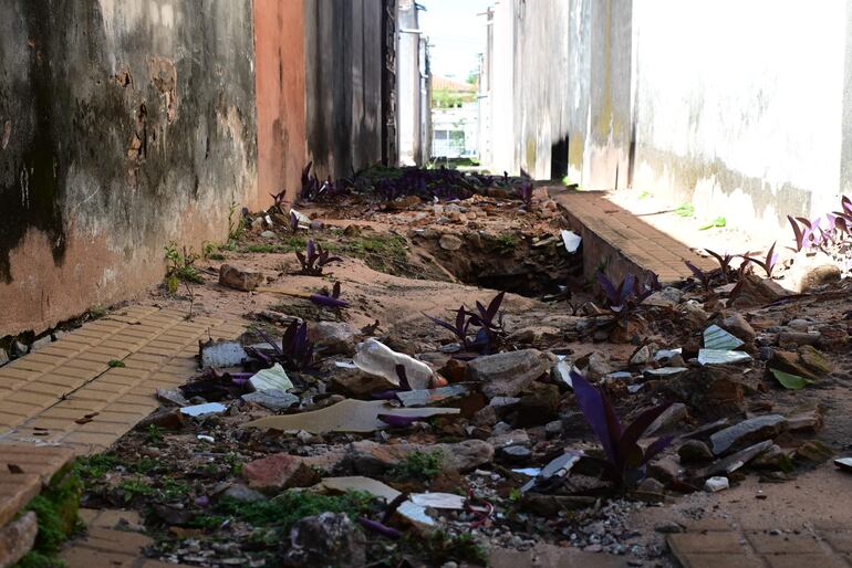 Enorme agujero en uno de los pasillos del cementerio del Sur es un serio riesgo para los peatones.