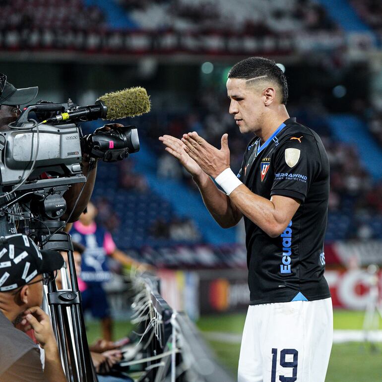 Alex Arce marcó otro gol para Liga de Quito y se lo dedicó a su abuelo dirigiéndose a las cámaras de la TV.