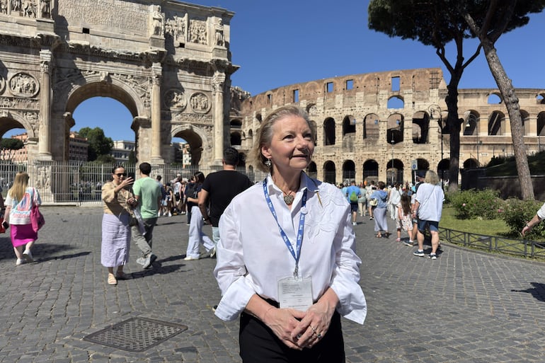 Isabella Ruggiero, presidenta de la Asociación Nacional de Guías Turísticos Habilitados (AGTA), posa para EFE. 