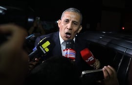 El expresidente peruano Ollanta Humala habla con periodistas al salir de la penitenciaría de Barbadillo este viernes, en Lima (Perú).