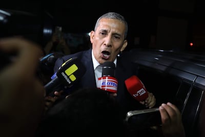 El expresidente peruano Ollanta Humala habla con periodistas al salir de la penitenciaría de Barbadillo este viernes, en Lima (Perú).