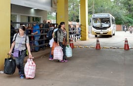 los-pasajeros-suben-y-bajan-con-pesados-bolsos-en-el-lado-paraguayo--204221000000-1704628.jpg
