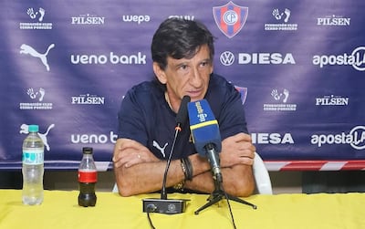 El entrenador de Cerro Porteño, Gustavo Adolfo Costas Makeira (63 años) habla en la conferencia de prensa tras el triunfo ante Sportivo Luqueño, en campo del 12 de Octubre de Itauguá.