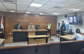 El Tribunal de Sentencia, presidido pro Fabián Escobar (c) e integrado por Carlos Hermosilla, quien participó por medios telemáticos, y Juan Pablo Mendoza (i).