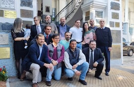 Familiares y amigos de Marcelo Pecci, frente a la placa inaugurada hoy.