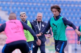 El argentino Gustavo Alfaro, seleccionador de Paraguay, durante un entrenamiento de la Albirroja en el estadio de Panionos FC, en Atenas, Grecia.