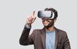 Hombre joven utilizando un visor de realidad virtual