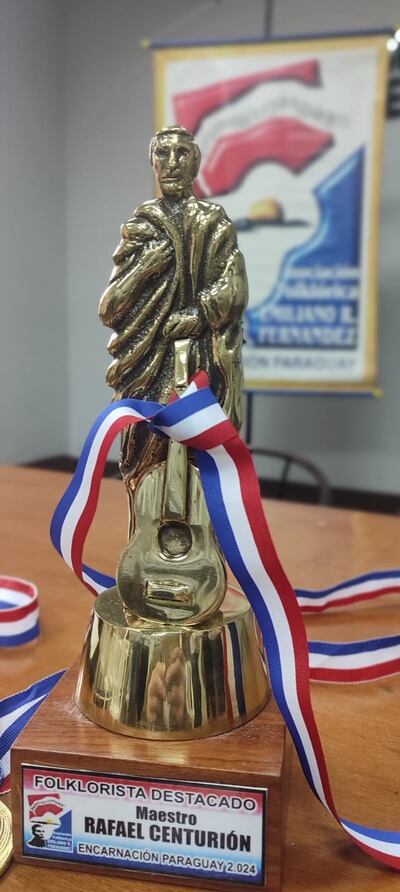 Estatuilla “Emiliano R. Fernández” al que se hizo acreedor el Prof. Rafael Centurión como folklorista destacado.