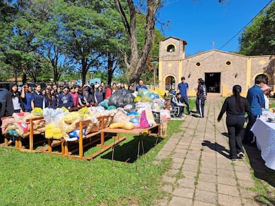 La colecta de las donaciones tuvo el acompañamiento de los jovenes y niños de la catequesis de la parroquia de la ciudad