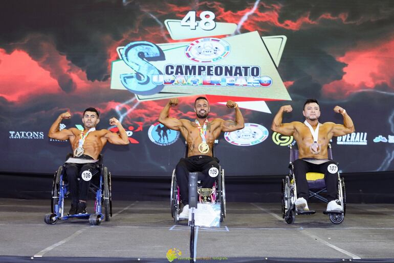 A la izquierda el paraguayo Salvador Verón, que se quedó con el segundo puesto en la categoría silla de ruedas.