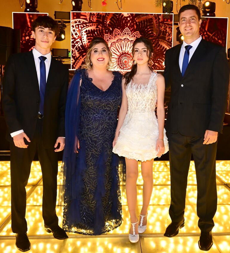 La quinceñaera junto a su hermano Luis Diaz Cataldi y sus padres Leticia Cataldi de Díaz y Luis Díaz Reissner.