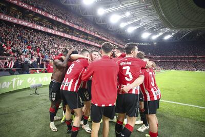 Los jugadores del Athletic celebran el gol de Nico Williams (i), cuarto del equipo vasco ante el FC Barcelona, durante el partido de los cuartos de final de la Copa del Rey de fútbol que Athletic Club y FC Barcelona disputan este miércoles en el estadio de San Mamés.