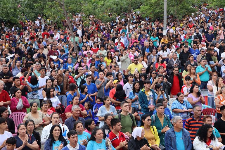 Como cada domingo, se tuvo una explanada llena de fieles.