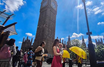 Varias personas pasean por Londres, este lunes. El Reino Unido, especialmente Londres y las afueras de la capital, espera este lunes temperaturas en torno a los 34 grados Celsius y el mes de junio más caluroso registrado hasta ahora, según los expertos en meteorología.