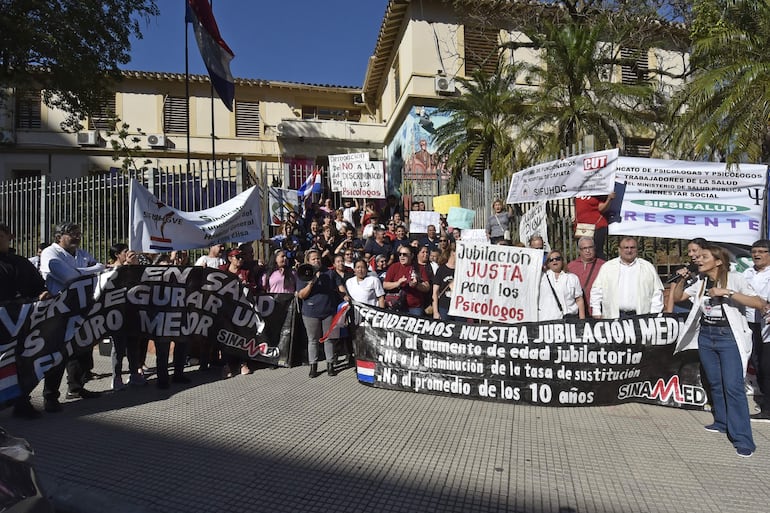Manifestacion de medicos frente al miniiterio de SaludHoy 14 de Octubre de 2025Gustavo Machado