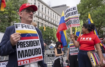 Personas se manifiestan para exigir la liberación del depuesto presidente de Venezuela Nicolás Maduro y su esposa, Cilia Flores, este miércoles, en las inmediaciones de la Corte Federal del Distrito Sur de Nueva York.