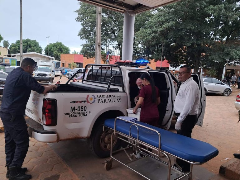 En estos momentos los trabajadores del hospital están ayudando para bajar de la patrullera a la paciente y su hijo recién nacido