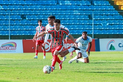 Juan Francisco "Poni" Esteche comanda el ataque del Atlético Tembetary, perseguido por Brahian Fernández, autor del gol de Sol de América.