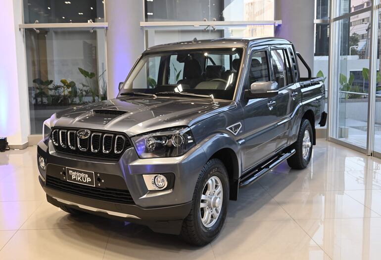 La Mahindra Pik Up ofrece versiones 4x2 y 4x4, cabina simple o doble, y una capacidad de carga que supera los 1.190 kg.