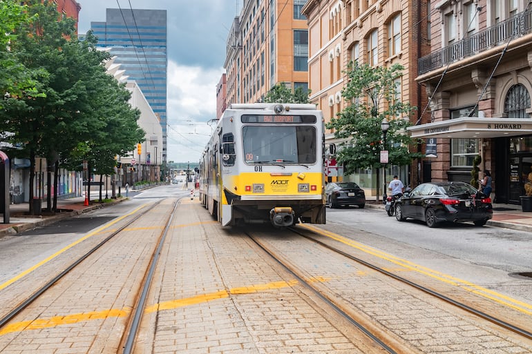 Baltimore, Maryland, EE.UU. Tren eléctrico se mueve por las calles de la ciudad.