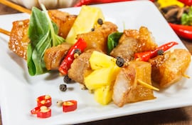 Brochetas de cerdo con piña a la parrilla.