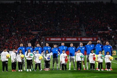 Los jugadores de la selección paraguaya entonan el himno nacional en la previa del amistoso internacional frente a Chile en el estadio Nacional, en Santiago, Chile.