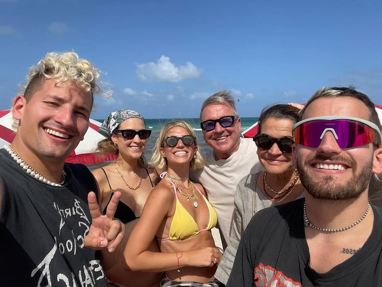 Mau y Ricky en una foto junto a sus esposas y sus padres Ricardo Montaner y Marlene Rodríguez Miranda.