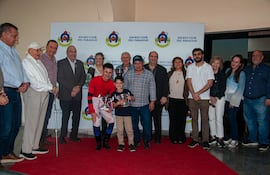 La familia Osnaghi en el premio homenaje al Dr. Osnaghi, y la gente del stud Don Rubí, la casa de la yegua Ninja, ganadora de la suelta.
