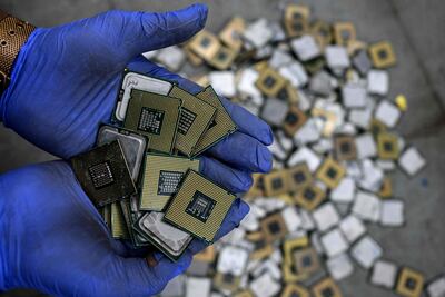 India busca minerales críticos en sus montañas de desechos electrónicos.