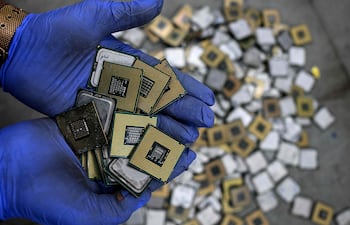 India busca minerales críticos en sus montañas de desechos electrónicos.