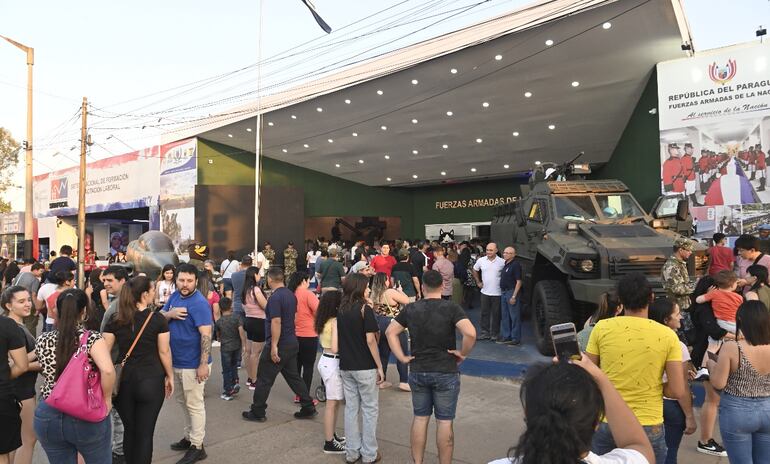 Hubo diversos atractivos para la familia en la gran feria. El estand de las Fuerzas Armadas fue uno de los más visitados.