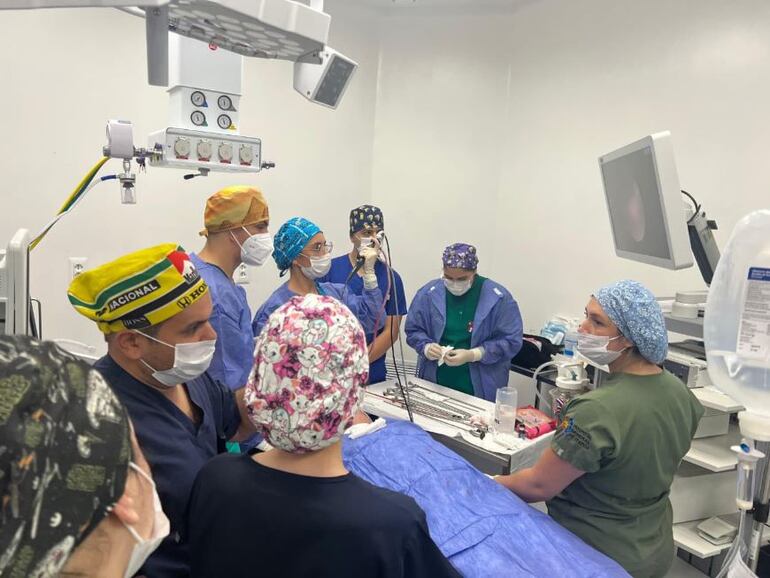 Un equipo multidisciplinario participó del procedimiento que permitió la extracción del cuerpo extraño alojado en el bronquio de un hombre hace 12 años