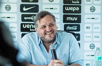 El presidente de Olimpia, Rodrigo "Coto" Nogués durante la conferencia de prensa realizada este mediodía en la Villa Olimpia. (Foto: @OlimpiaMedia)