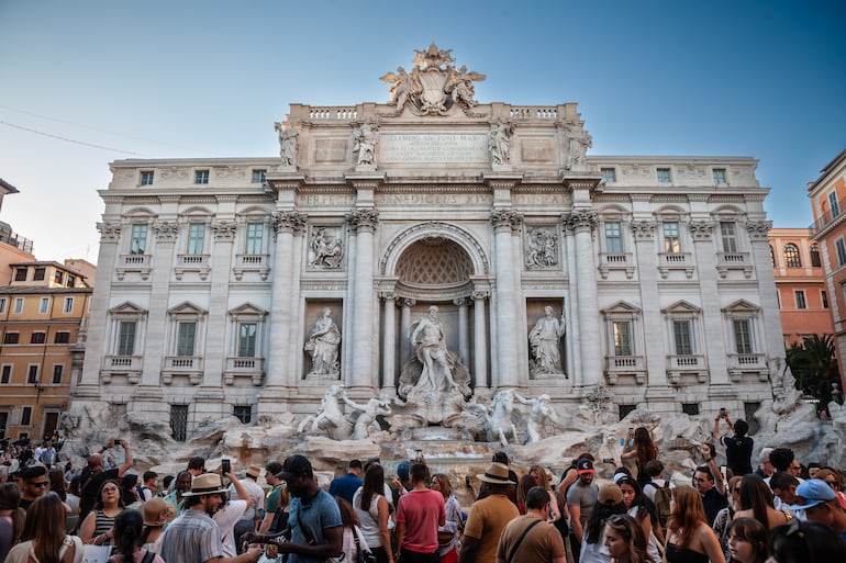 Gran cantidad de turistas visita la Fontana di Trevi, Italia.