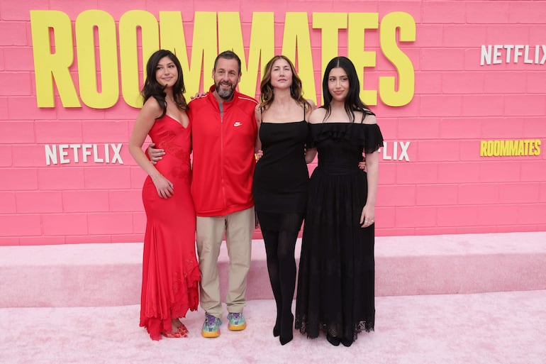 Adam Sandler rodeado del amor de sus hijas Sunny y Sadie , y su esposa Jackie Sandler en la premier de Roommates de Netflix. (Kevin Winter/Getty Images/AFP)
