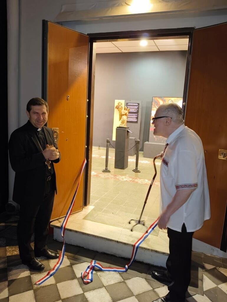 El Nuncio Apostólico de Su Santidad, Monseñor Vicenzo Turturro y el director propietario del Museo de Arte Sacro, Nicolás Latourrette Bo habilitan la muestra.
