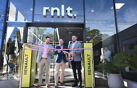 Directivos de Santa Rosa Paraguay y de Renault inauguran la primera tienda RNLT en Asunción.