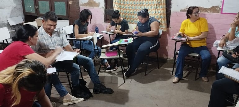 Imágenes del Centro de Educación Básica Bilingüe para personas jóvenes y adultas 1-56 San Roque González de Santa Cruz, ciudad de Concepción. Cada año, un grupo nuevo de personas de hasta 75 años termina su educación escolar básica.