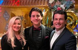 Tynka y Nelson Haedo Valdez posan orgullosos con su hijo Samuel, el jovencito que ya cumple 18 años.